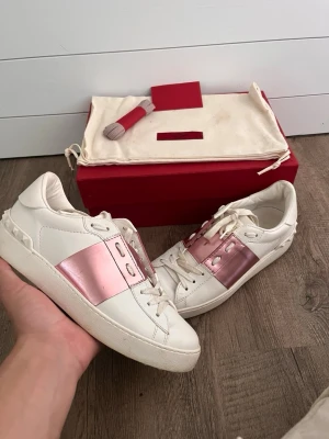 Valentino Open Rosa Skor - Schyssta Valentino Open skor i färg rosa! Mycket gott skick - behövs bara tvättas lite på undersidan! Storlek 38 - passar även 39 skulle jag tro!✅  Allt og medföljer (box, dustbag, snören, visitkort)☀️ Självklart 100% autentiska och äkta✅  Fraktar alltid inom 24h📦🚚