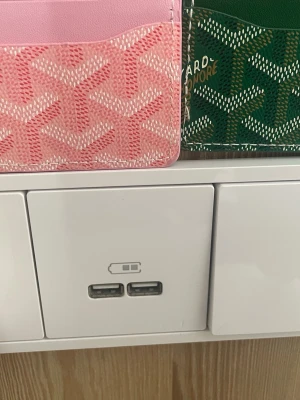 Rosa och grön kortplånbok med mönster - Om ni vill ha mer bilder fråga Säljer två stilrena kortplånböcker i rosa och grönt med ikoniskt grafiskt mönster. Plånböckerna har flera kortfack och är tillverkade i ett tåligt material som liknar canvas med läderdetaljer. Perfekt för dig som vill ha en snygg och smidig accessoar.