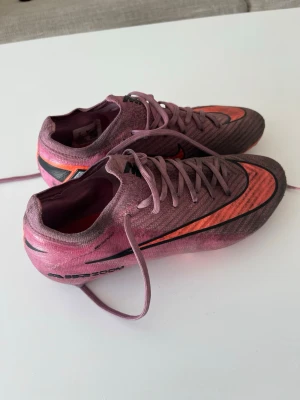 Nike Mercurial elit rosa fotbollsskor - Säljer ett par Nike Mercurial elit fotbollsskor. Inte använt under lång period max 2 månader. Jätte bra skick och jätte sköna fotbollsskor. 