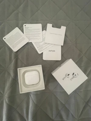 Apple AirPods Pro med laddningsetui - Säljer ett par vita Apple AirPods Pro med trådlöst laddningsetui. Snygg och kompakt design i plast, perfekt för musik och samtal. Levereras i originalförpackning med manualer och tillbehör. Grymt ljud och smidig anslutning till iPhone.