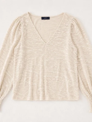 Beige v-ringad topp från JDY - Snygg beige topp från JDY med v-ringning och långa puffärmar. Tillverkad i ett lätt, transparent material med diskret struktur. Perfekt för att skapa en stilren och trendig look.