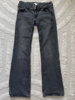 gråa lowwaistbootcut jeans💓 - säljer dessa gråa bootcut jeans ifrån ginatricot💗 dessa är köpta på secondhand men är i väldigt fint skick💞 säljer pga att de är för stora💓 dessa är i storlek 170 och är lågmidjade/lowwaist