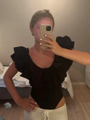 Populär Zara body - Jättesnygg i väldigt bra skick!🥰