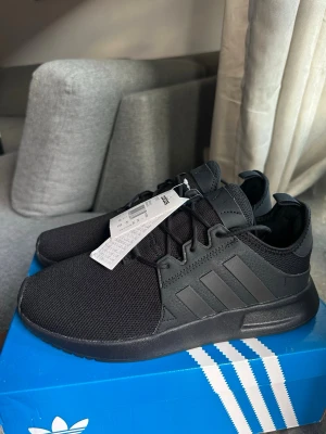 Svarta Adidas Sneakers - Helt nya med prislapp och kartong!