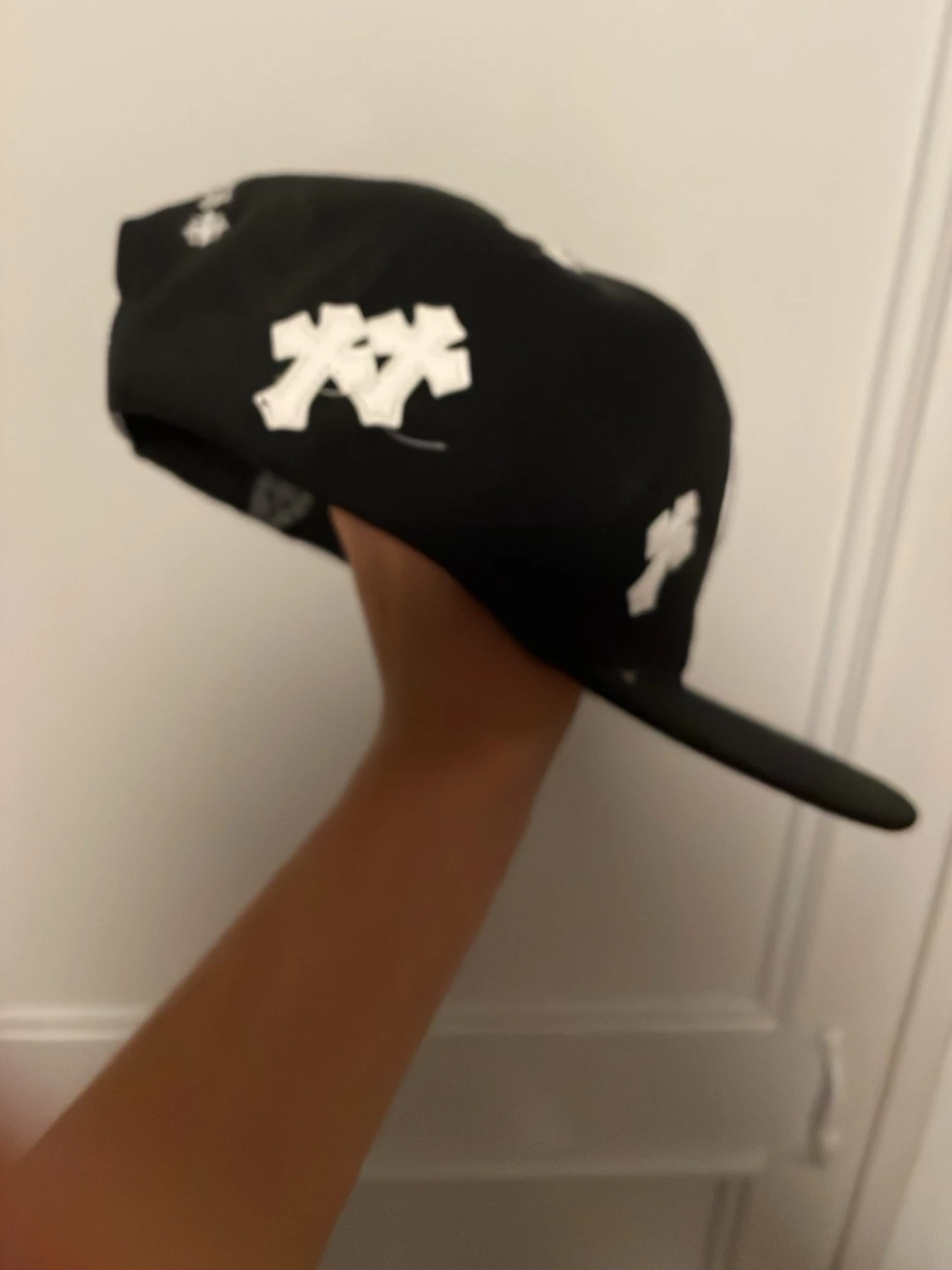 Svart keps med vita broderier - 1