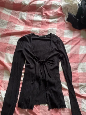 Svart ribbad tröja från Bik Bok - Svart långärmad ganska tunn tröja från bik bok. Jätte fin och inga konstigheter.Skriv om ni har frågor eller vill ha fler bilder!💞
