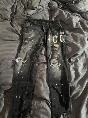 Svarta Dsquared2 jeans - Svarta dsquared2 jeans i storlek 48. Sönder där bak därför priset men enkelt att laga 