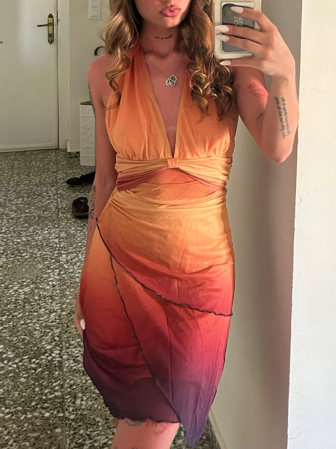 Omlottklänning i orange och vinrött