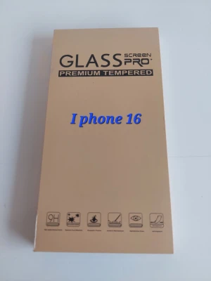 Skärmskydd i glas till iPhone 16 - Säljer ett premium tempererat glasskydd till iPhone 16. 3 stycken, Skyddet är genomskinligt och tillverkat av tåligt härdat glas som skyddar mot repor och stötar. Förpackningen är beige och innehåller instruktioner för enkel applicering.