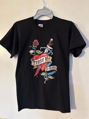 T-shirt - Helt ny T-shirt i storlek S. Material i bomullstrikå.