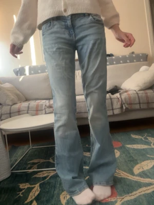 Ljusblå bootcut jeans bershka str 38 - Säljer dessa jättesnygga bootcut jeans från bershka i storlek 38. De har tyvärr lite hål längst ner på benen på baksidan💘😋