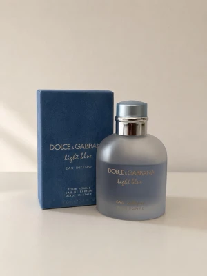 Dolce & Gabbana - Light Blue EAU DE PARFUM - Dolce & Gabbana Light Blue Eau Intense, 100ml. Äkta, köpt i box. Använd ett fåtal gånger, ca 90% kvar. En frisk och maskulin doft med toner av grapefrukt, salvia och ceder - perfekt för sommaren och varma dagar tack vare sin friska, medelhavsinspirerade karaktär. Lång hållbarhet och sjukt bra sillage. Box och flaska i mycket bra skick, inga defekter. Fraktas samma dag, priset kan diskuteras vid snabbaffär