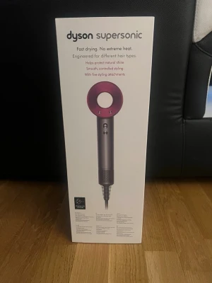 Dyson Supersonic & Airwrap set - Säljer ett set med Dyson Supersonic hårfön i silver och rosa samt Dyson Airwrap Complete Long med flera stylingtillbehör. Perfekt för att torka, locka och styla håret med avancerad teknik och olika munstycken. Snygg design och smarta funktioner.