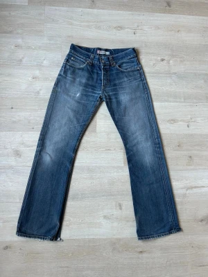 Blåa Levis 512 Bootcut Jeans Storlek W32 L34 - Fina Levis Jeans i blå färg. Jeansen är i mycket bra skick och sparsamt använda. |  Äkta som allt annat jag säljer! ✅ |  Storlek: W32 L34 | Skick: Mycket Bra Skick - Har lite slitningar och en ganska liten fläck men den ska gå bort med rätt medel (SE ALLA BILDER) | Färg: Blå | Märke: Levis | Modell: Jeans |   Hör gärna av dig vid frågor så svarar jag så fort jag kan! 😁 |  (SKU - 131)