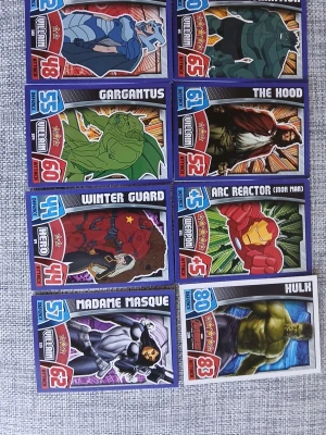 Marvel Avengers Hero Attax samlarkort - Ett set med nio färgglada samlarkort från Marvel Avengers Hero Attax-serien. Korten har motiv av olika hjältar och skurkar som Hulk, Gargantus och Iron Man. Korten är tillverkade i glansig kartong och har både framsida med karaktär och baksida med logga.