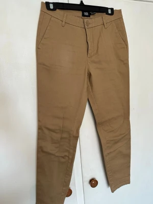 Chinos  - Chinos från Lager157 i mörk beige. I fint skick 🌸