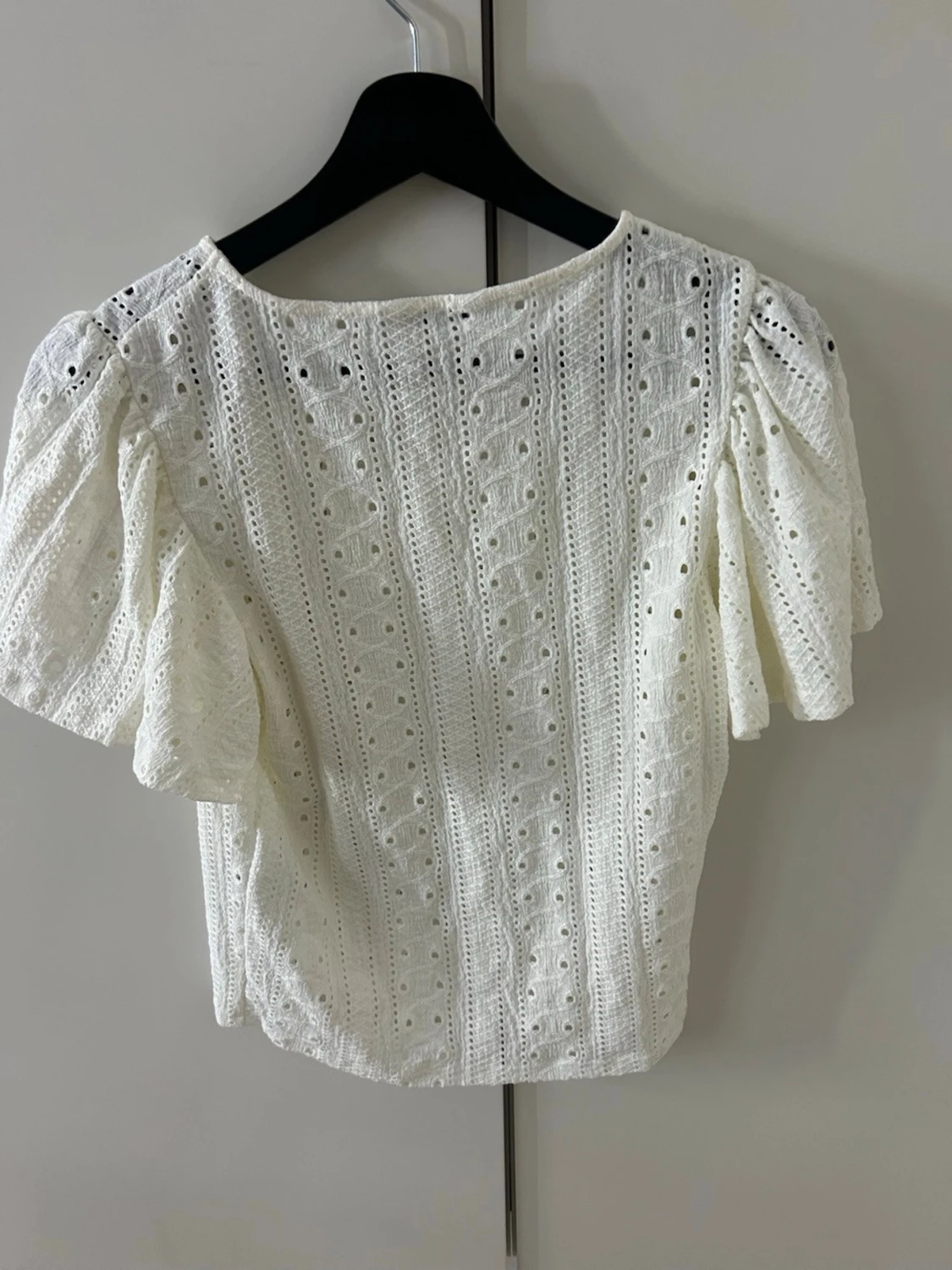 Vit blus med volangärmar - 1