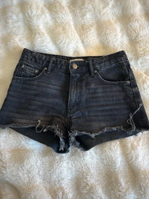 Svarta jeansshorts från Gina Tricot - Snygga svarta jeansshorts från Gina Tricot x Iza & Elle. Är lågmidjade även om de inte syns på bilden och säljer då de inte passar längre tyvärr 💕