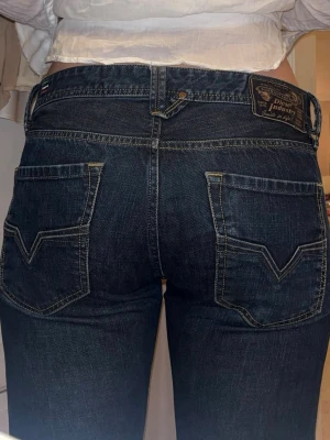 Mörkblå jeans från Diesel - Vintage diesel jeans skit snygga skriv för fler bilder!!