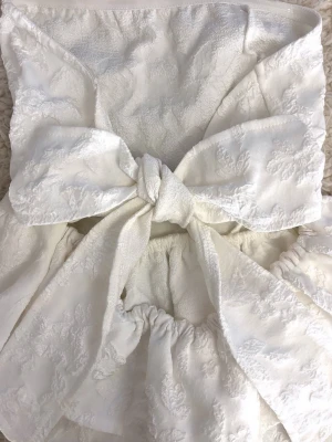 Vit Topp - Lätt och luftig topp som passar perfekt till varma dagar och sommaroutfits ✨ Lite kortare modell med fin ryggdetalj som gör den extra snygg. Använd få gånger och i fint skick🏝️Pris kan diskuteras 