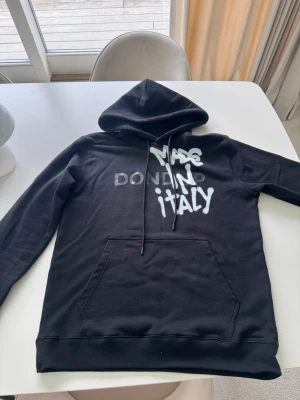 Dondup hoodie - Dondup made in italy hoodie denna är extremt sällsynt och är en dyr variant det är nämligen så att den inte tillverkas längre, den passar Tyvvär inte mlg och är alltid lite för stor vilket e lite synd och jobbigt för jag diggar den starkt
