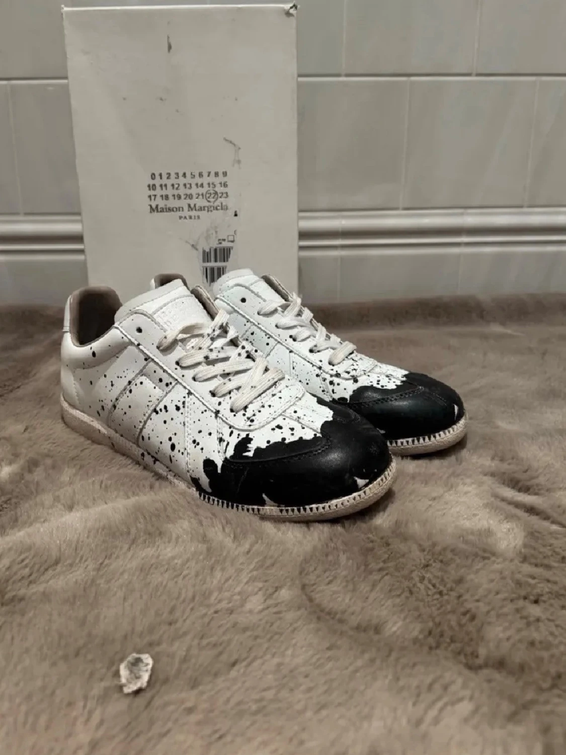 Maison Margiela vita sneakers med svart färgstänk - 1