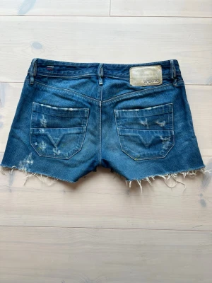 Lågmidjade jeansshorts - Midjemått: 39 cm. Så snygga lågmidjade jeansshorts från diesel!❣️