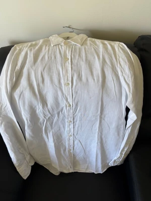 Massimo dutti skjorta  - Vit skjorta i bra skick. Storlek s