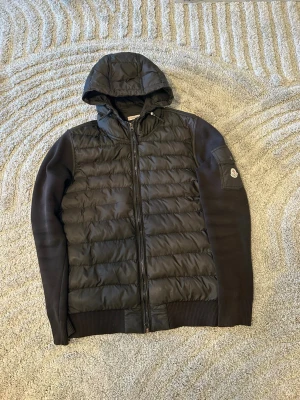 Moncler Cardigan  - Säljer en begagnad Moncler Cardigan i storlek L. Väldigt fin och skön för sommaren. Den är även i bra skick. Priset kan diskuteras vid snabb affär! 