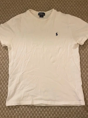 Ralph lauren t-shirt - En fin & helt ny ralph lauren t-shirt! (K0p1a) köp nu för 80kr.