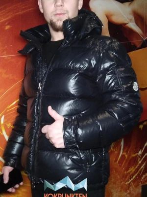 Svart dunjacka från Moncler - Säljer en svart, dunjacka från Moncler och dragkedja . Den är använd men ändå i fräscht skick de teknade bilderna på instiftan har lossnat men kan skicka me tygbiten också 