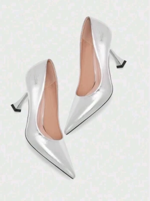 Silvriga pumps med spetsig tå - Snygga pumps i metallic silver med spetsig tå och unika, vinklade klackar. Skorna har en slät yta i konstläder och en klassisk låg urringning. Perfekta för dig som vill sticka ut med en futuristisk touch. Helt nya 