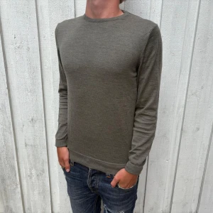 Stenströms - 100% Merino - Säljer nu denna fantastiskt snygga tröja av det kvalitativa märket ”Stenströms”🌤️👔| Färgen är en oerhört snygg grön och tröjans armbågspatches är i mörkgrön!🌳| krympt lite i tvätten och därav priset! Hör av dig vid minsta fundering!✌🏻👑