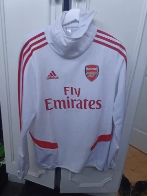 Arsenal tröja - En fin arsenal träningströja, storlek 13 - 14 år. Har använt tröjan bara ett fåtal gånger.