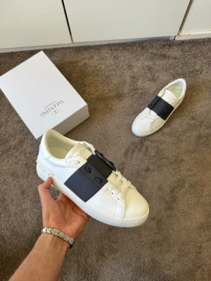 Valentino Opens  - Hej! Säljer nu dessa Valentino opens. Riktig snygga skor till speciella tillfällen. Storlek 44 men passar 43. Endast använd 1 gång och medföljer box och dustbag osv. Pris kan diskuteras vid snabbaffär. Vid frågor eller funderingar tveka inte på att höra av dig mvh 47 😁