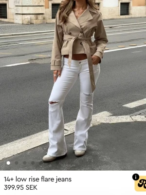 Vita low rise flare jeans - Jättefina vita jeans som blev för små, de har prislapp kvar o är endast testade💗Slutsålda på hemsidan
