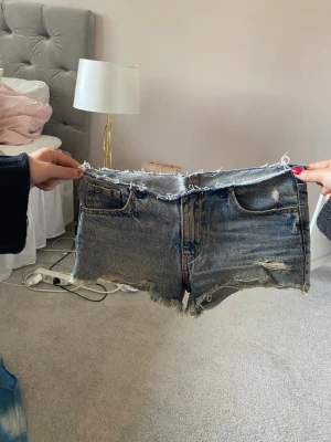 Jeans shorts  - Gamla jeans shorts som jag klippt av kanten av 
