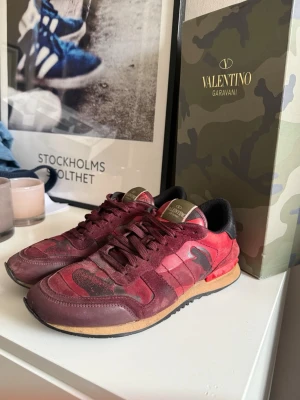 Valentino rockrunners - Säljer dessa sjukt snygga Valentino rockrunners som är fräscha året runt. orginal pris ligger på ca 7000kr. (Box med följer) !!!