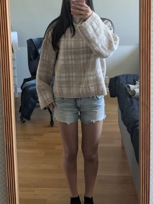 Beige rutig oversized stickad tröja - Mysig oversized stickad tröja i beige med rutigt mönster. Tröjan har långa ärmar och en avslappnad passform, perfekt för lager-på-lager. Passar dig som gillar en chill och trendig stil. Pris kan självklart diskuteras och säljer då den ej kommer till användning. Från Lindex i storlek xs. 