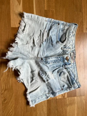 Bershka jeansshorts  - Jeansshorts från bershka. Strl 34. Midjemått tvärsöver ca 31 cm enligt bild. Mid/highrise. 