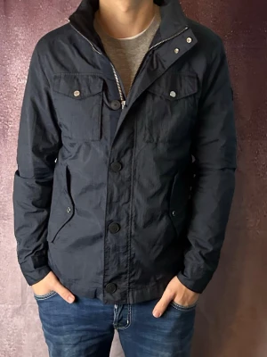 J.lindeberg fieldjacket bailey - Mycket fint skick | Size S (modellen är 188 cm 75 kg) | fraktar spårbart inom 24 timmar | för att köpa klicka ”köp nu” | vid frågor eller funderingar skriv ett meddelande | följare får bättre rabatter🙌