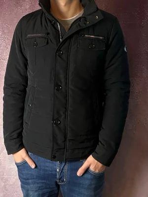 J.lindeberg field jacket - Mycket fint skick | Size S (modellen är 188 cm 75 kg) | fraktar spårbart inom 24 timmar | för att köpa klicka ”köp nu” | vid frågor eller funderingar skriv ett meddelande | följare får bättre rabatter🙌