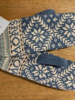 Fina vantar - Fina helt oanvända stickade vantar med mysigt foder. Har plombering och lapp kvar. Nypris 300kr.