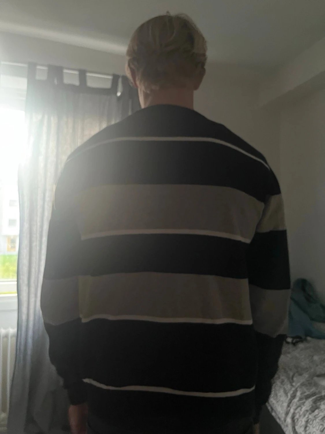 Randig tröja med V-ringning - 2