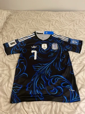 Argentina  fotbollströja  - Riktig kylig de paul fotbollströja. Tröjan har AFA-logga, FIFA World Champions 2022-märke. Perfekt för sommaren. Storlek S. 