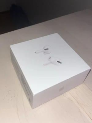 Apple AirPods Pro med MagSafe-laddning - Säljer ett par vita Apple AirPods Pro med MagSafe-laddningsetui. Trådlösa in-ear-hörlurar med stilren design och aktiv brusreducering. Perfekta för musik, samtal och träning. Kommer i originalförpackning.