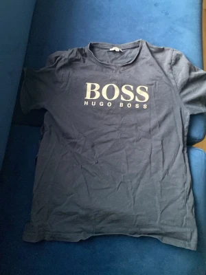 Hugo boss t shirt - Marinblå t shirt använd ungefär 10 ggr 