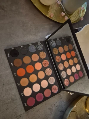 Tati Beauty  - Paletten Tati Beauty Textured Neutrals är en riktigt genomtänkt och lyxig ögonskuggspalett som känns både elegant och kreativ på samma gång. Den är uppbyggd i harmoniska neutrala toner med olika texturer som gör varje look levande – från mjuka matta övergångar till skimrande metallic och glittrande detaljer. Paletten är av äldre modell!!! Den är fortfarande fin. Bara testad/eller swatchad någon hång.Nortera att den inte finns att köpa längre och av äldre modell men en otroligt fin palett.