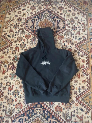 Svart stüzzy hoodie - Super fin stüzzy hoodie knappt använd. Storlek L     Skriv gärna ifall du undrar något