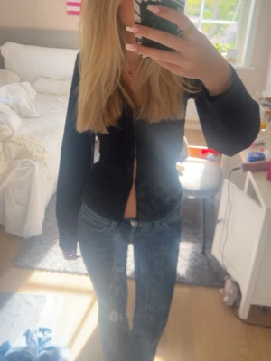 Blå bootcut med låg midja - Säljer ett par blå jeans med låg midja och raka ben. Jeansen har klassisk femficksdesign och snygg tvättad look. Perfekta till en avslappnad stil och passar till det mesta. Materialet är denim i bomull.